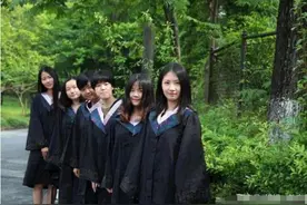 专科生毕业穿学士服晒照被嘲讽，本科生翻白眼：不嫌自己丢人吗？图片