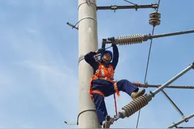 恪尽职守的大秦工匠——记大秦铁路公司大同西供电段阳原供电运行工区图片