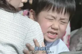 3岁前孩子爱打人怎么办？不用管！做好这2件事就行啦图片