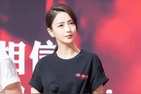 佟丽娅成功走出离婚阴影，穿打结T恤配半身裙，进入电影圈美翻了图片