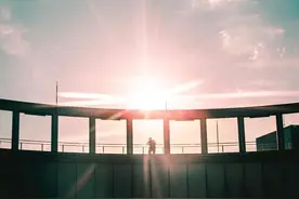 作品欣赏 | 流动的盛宴，如电影般质感的光影街拍图片