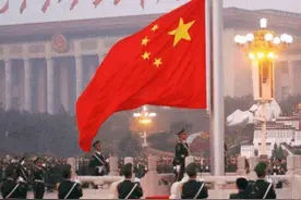 日本船员脚踢中国升旗台，被解放军一枪托砸晕，后来怎么样了？图片