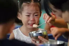 每天一碗“软饭”喂孩子，伤了脾胃让娃长不高，很多老人都这么喂图片