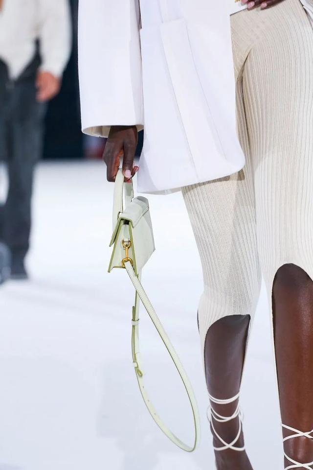 时尚圈的女孩不穿光腿神器穿什么？