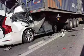 沃尔沃XC90追尾货车，零死亡率不代表一切，千万不要理解错了图片