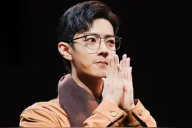 肖战表演结束后，眼含泪花望向父母，爸爸在人群中一眼就能认出图片