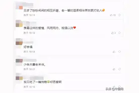 暴雨天大妈撑伞陪大爷钓鱼 网友：相濡以沫的爱情图片