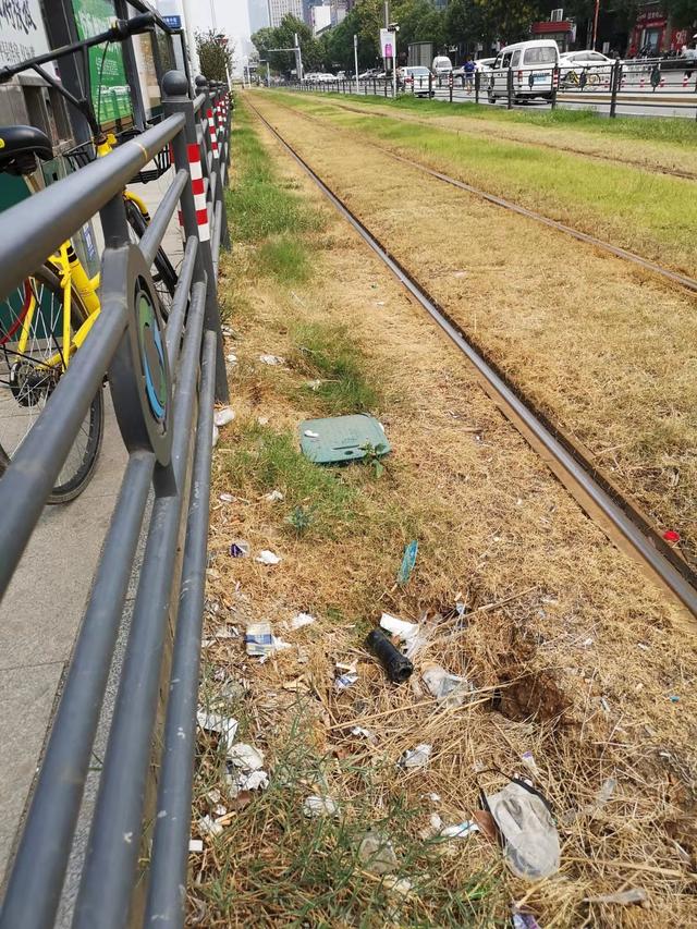 武汉东湖新技术开发区关南园路段脏乱差