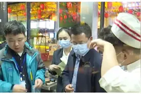市民最爱小龙虾也在内！检查餐饮安全，为夜经济营造良好环境视频封面