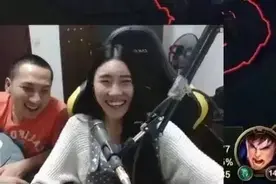 斗鱼某吃鸡女主播摄像头意外滑落，被曝代打：显示器型号都不对！图片