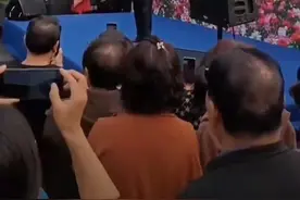 82岁李双江罕曝近况，现身商演舞台简朴，获众人围观拍照人气不减图片