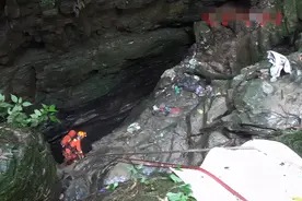 生死不明！和家人争吵后，小伙跳入深不见底的溶洞中图片