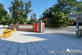 学校没完工就开学，家长投诉气味大导致学生身体不适，教育部门做出回应图片