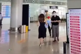 太甜了！江西一女孩手捧鲜花迎接退伍未婚夫，相见一刻激动飞奔图片