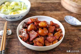 栗子不是只能糖炒，剥去板栗壳入菜烧肉，味道香醇下饭谁吃谁知道图片