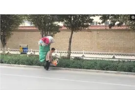 7旬老太拾荒：给上大学孙女备零花钱图片