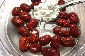 洗红枣时，只用水洗还不行，多加入两样“材料”，洗得干净放心吃图片