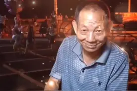 山西有一位烤面筋爷爷神似袁隆平，网友：袁爷爷我们想你了图片