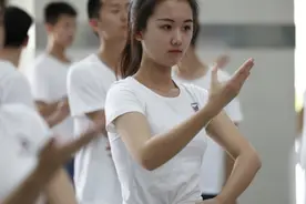 应聘空姐真的是“挤破头”，颜值绝对高，自信女孩以素颜应试图片