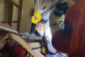 疼！宿迁一工人手腕被机器“咬住”，消防紧急救援图片