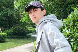 吴磊出门遛狗妙用编织包，秒变爱犬坐骑sense满分图片