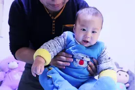 6个月宝宝可以吃果汁，教你正确挤果汁方法，避开果汁错误的吃法视频封面