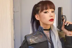 火箭少女徐梦洁绿洲晒酷照：脚踩长靴手拿枪化身女战士又美又飒。图片