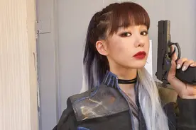 火箭少女徐梦洁绿洲晒酷照：脚踩长靴手拿枪化身女战士又美又飒。图片