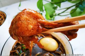 一个大男人，吃鸡腿不吃皮，让媳妇把皮啃掉才吃，谁家老公这样？图片