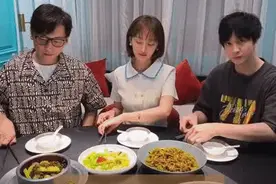 薛之谦搞笑演绎餐桌禁忌   连赵丽颖都中招   那你中招了吗图片