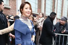 金喜善穿套装现身，彩色袜子配凉鞋好显眼，造型土味却穿出优雅感图片