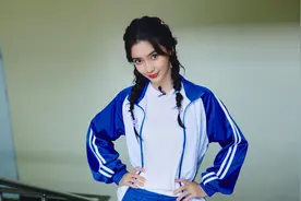 Angelababy杨颖确定不是18岁？穿蓝白运动服配麻花辫，像个高中生图片