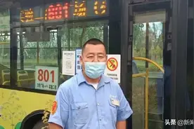 必须“曝光”！狂风暴雨的晚上，黑龙江这名公交司机突然改变行驶路线……图片