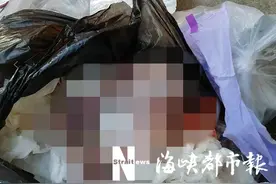残忍！刚出生女婴，竟被丢在小区垃圾屋前图片