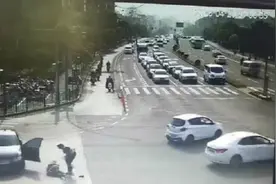 谜之操作！路口停车错挂倒挡，司机把自己甩出车外图片