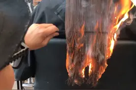 客人剪分叉，美国托尼老师竟用打火机烧掉半头！还说剪刀更伤发？图片