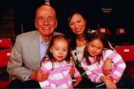 邓文迪母女同穿碎花裙，女儿勒出赘肉太显胖，身材还不如52岁妈妈图片