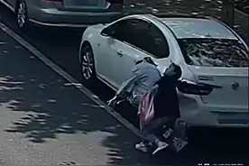 江苏宿迁：14岁孩子骑电动车撞上违停小汽车，责任该咋判？图片