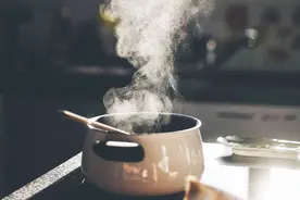 反复烧开的水里面含亚硝酸盐，致癌！医生用文献数据说话，辟谣图片