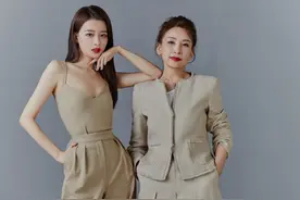 董子健丈母娘不服老，和孙怡录节目打扮真时髦，成妈妈辈穿搭模板图片