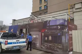 南安一住户私建室外电梯，制止未果后拆除！图片