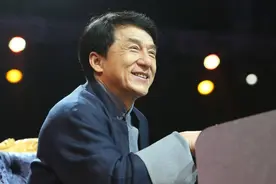 她是普通瑜伽老师，被成龙相中一炮而红，如今"一节课"就要10万图片