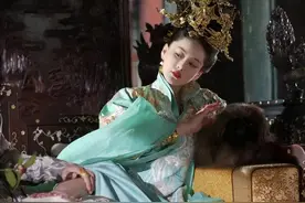 世人皆知他是“熟女控”，却不知他是一代雄主图片