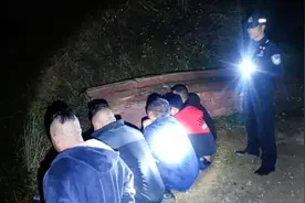芦苇荡中民警蹲守2小时，成功抓获5名非法捕捞者图片