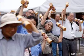 高龄补贴迎新规，不申请便可领取，已有省份开始，高龄老人有福了图片