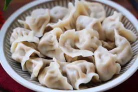 调白菜肉馅饺子，白菜用盐杀水是大错！教你饭店做法，好吃又解馋图片