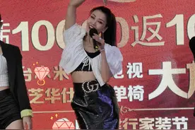 41岁王蓉放得开！穿“泡泡袖”短上衣难挡发福，为捞金不拘小节图片