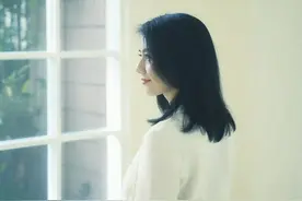 高圆圆外穿白衬衫，搭一款黑色阔腿裤，大方简洁看起来也很美图片