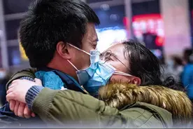 44天，贵州援鄂医疗队员和妻子的两次吻别图片
