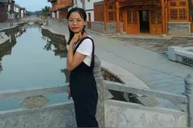 编辑要一张生活照。找照片的时候，看得我都想出去旅游了。图片